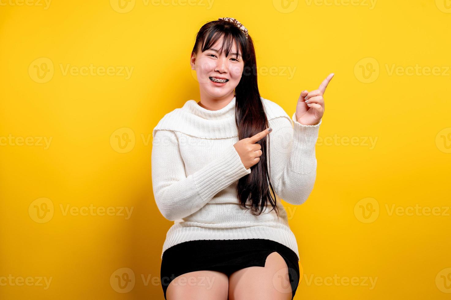 ritratto di una bella donna asiatica con una faccia sorridente. asiatico foto