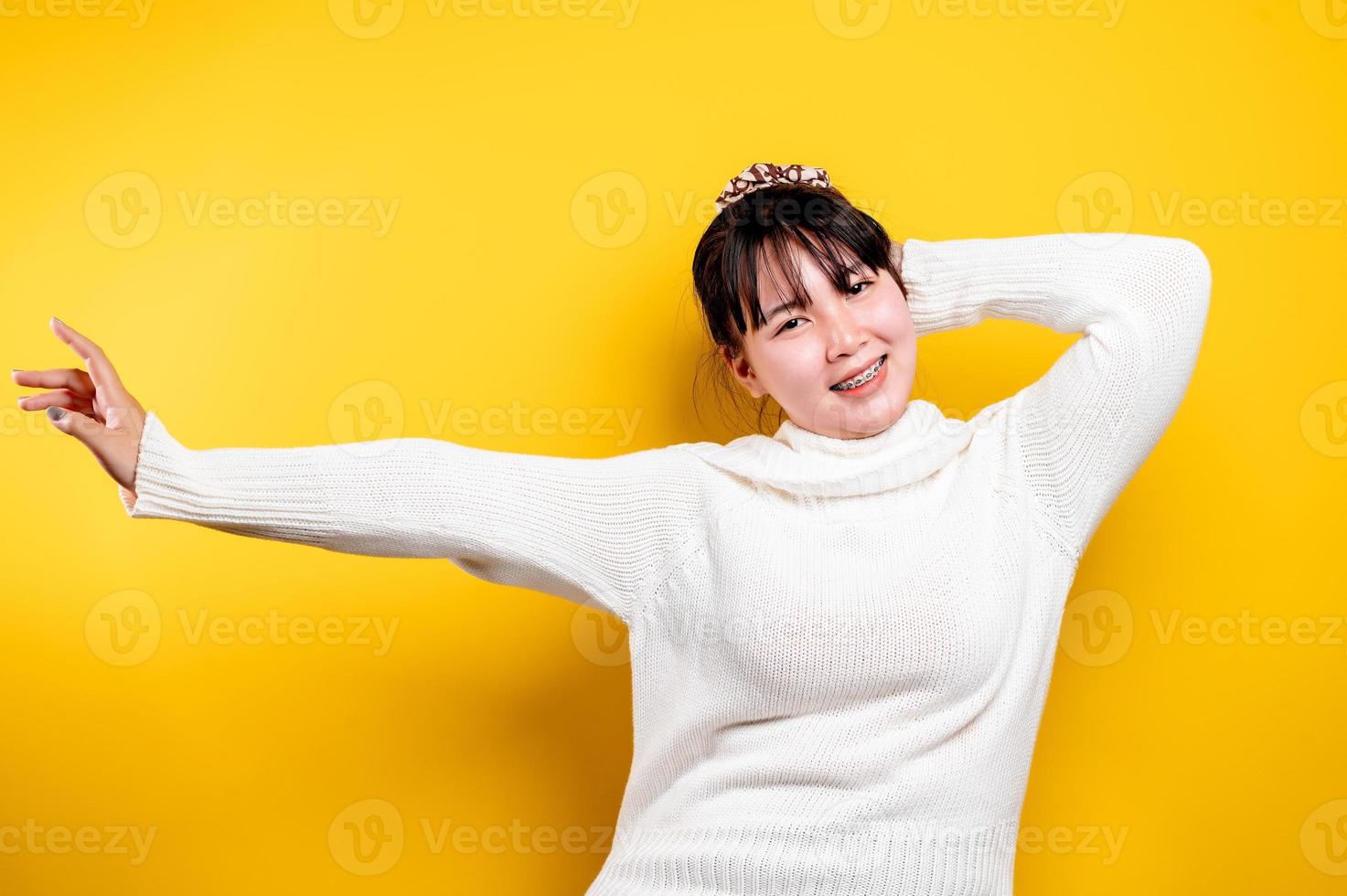 ritratto di una bella donna asiatica con una faccia sorridente. asiatico foto