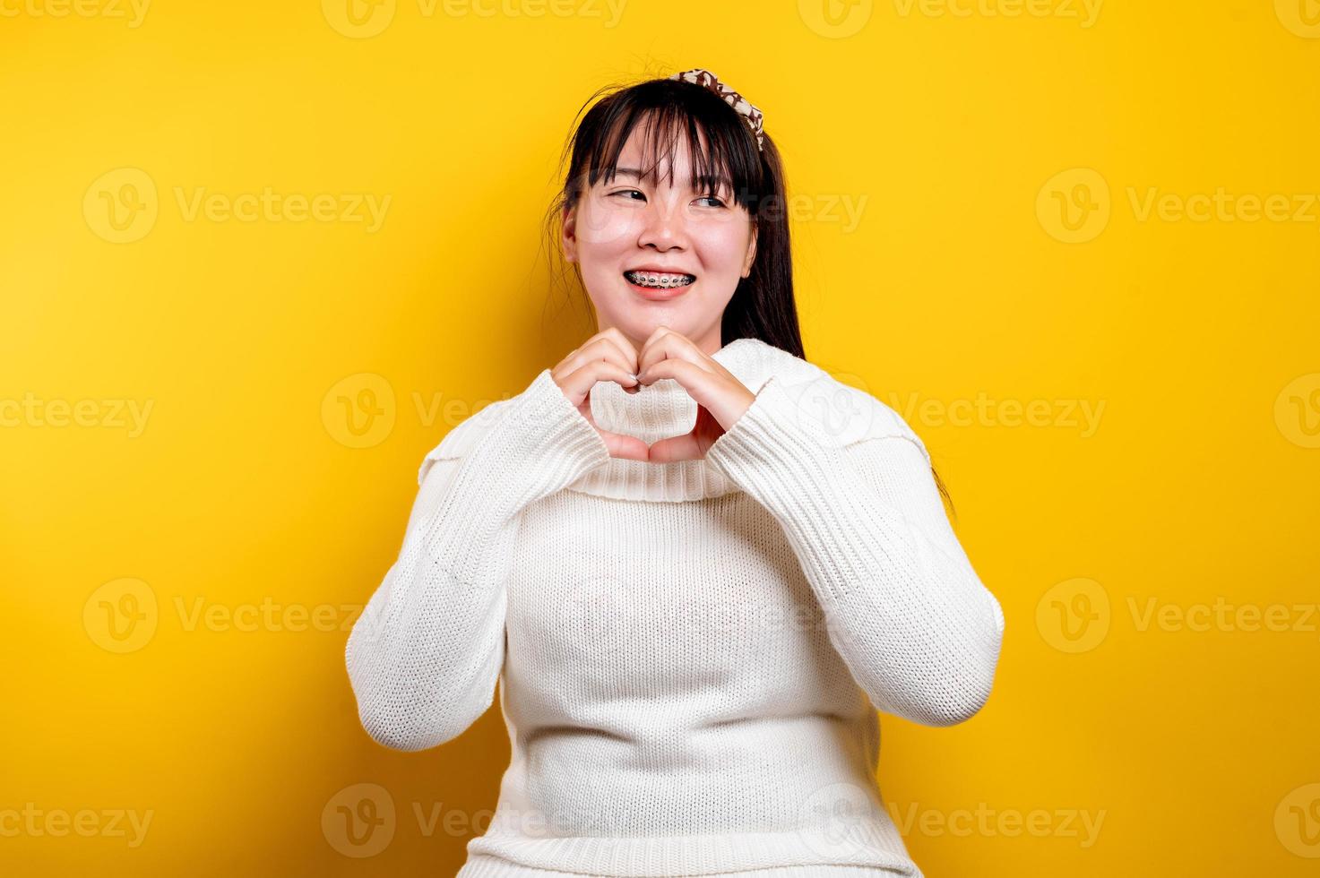 ritratto di una bella donna asiatica con una faccia sorridente. donna asiatica foto