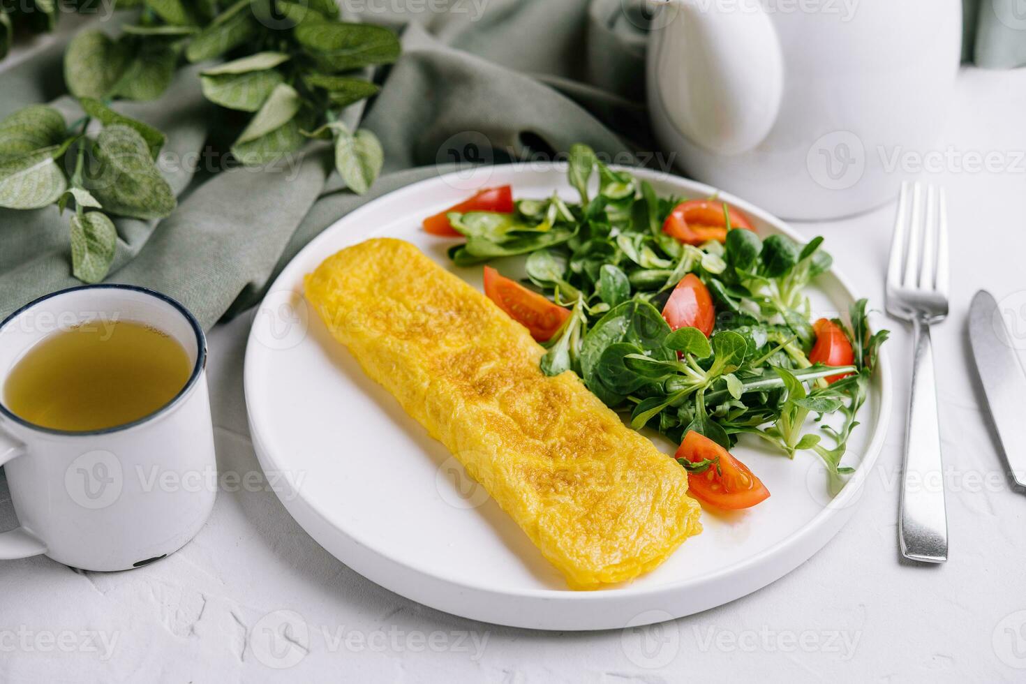 frittata con fresco spinaci e pomodoro insalata foto