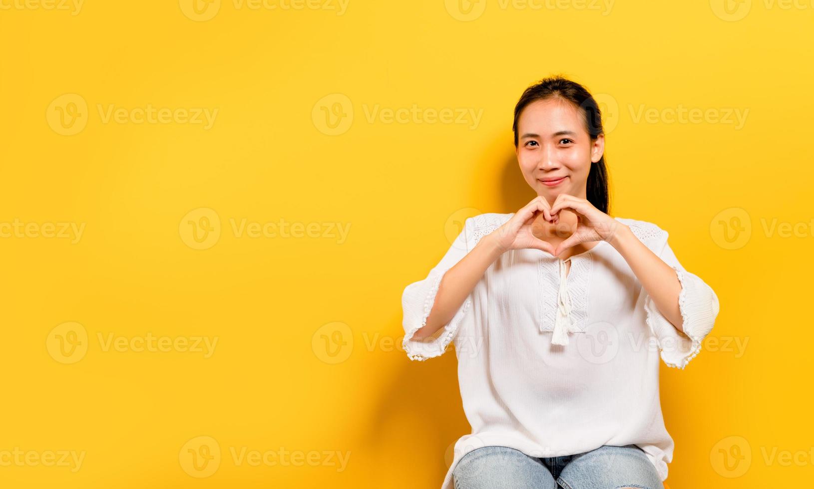 ragazza asiatica che si sente felice. sorridendo e guardando la telecamera foto