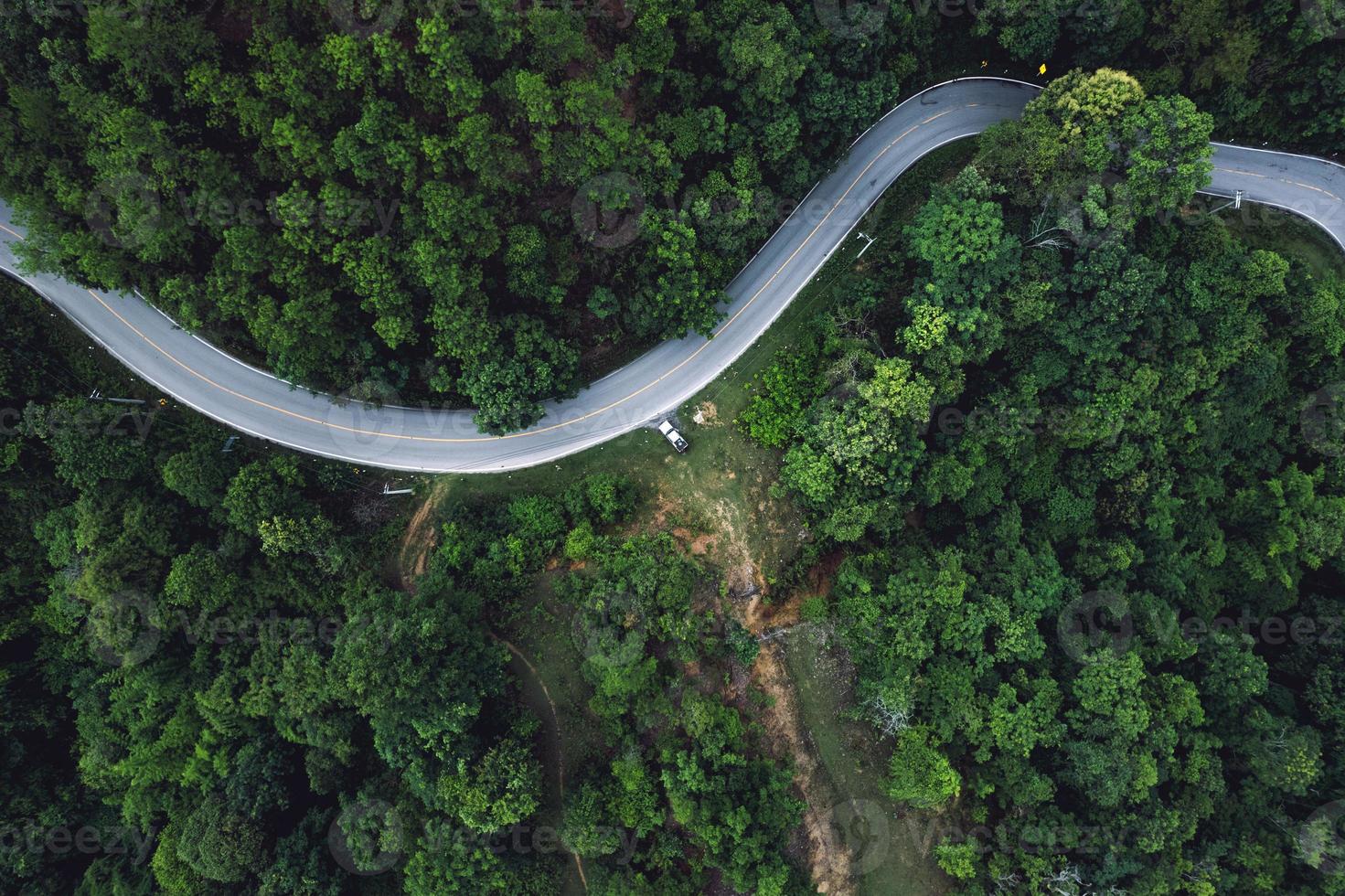 strada di montagna in un villaggio rurale forma sopra foto