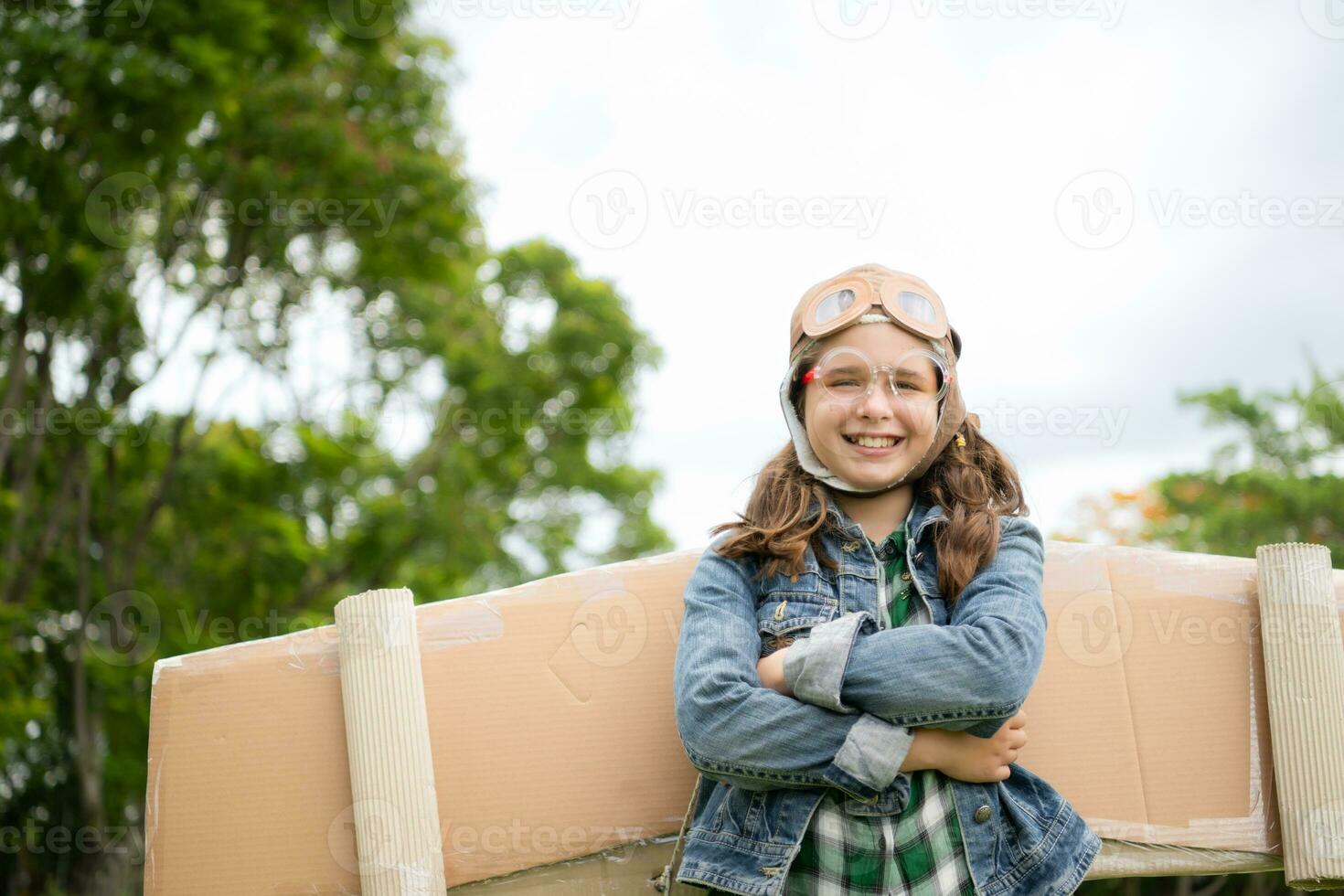 un' poco ragazza su vacanza a il parco con un' pilota attrezzatura e volante attrezzatura. correre in giro e avere divertimento con sua sogni. foto