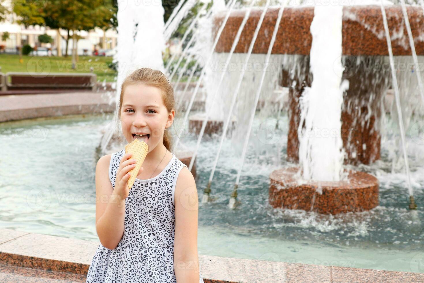 poco carino ragazza mangiare ghiaccio crema di il Fontana foto