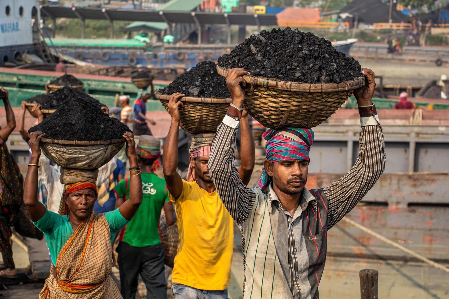 amen bazar, dacca, bangladesh, 2018 - uomini e donne che lavorano duramente per guadagnare denaro. foto