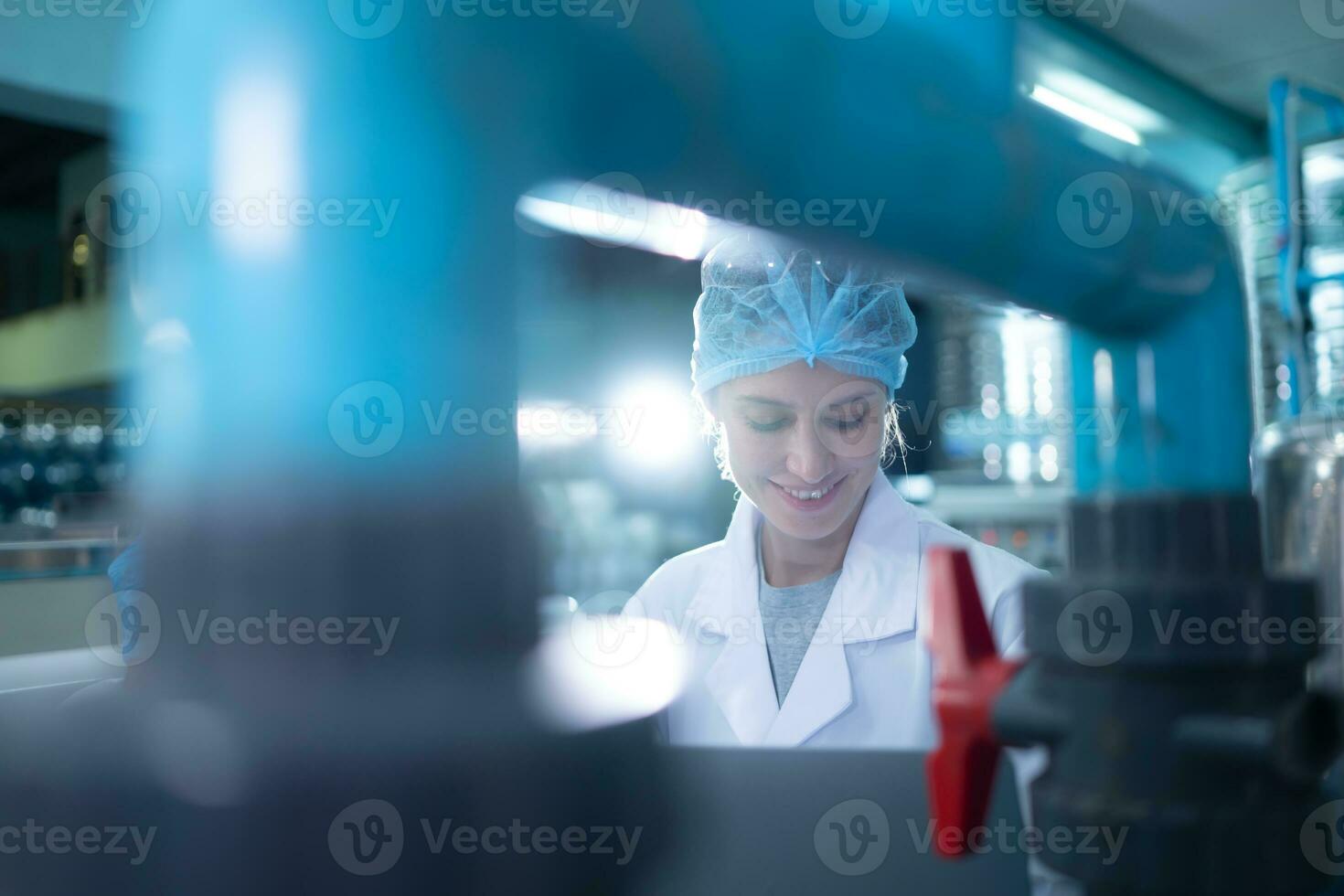 Due giovane femmina scienziati Lavorando con tavoletta computer nel potabile acqua pianta foto