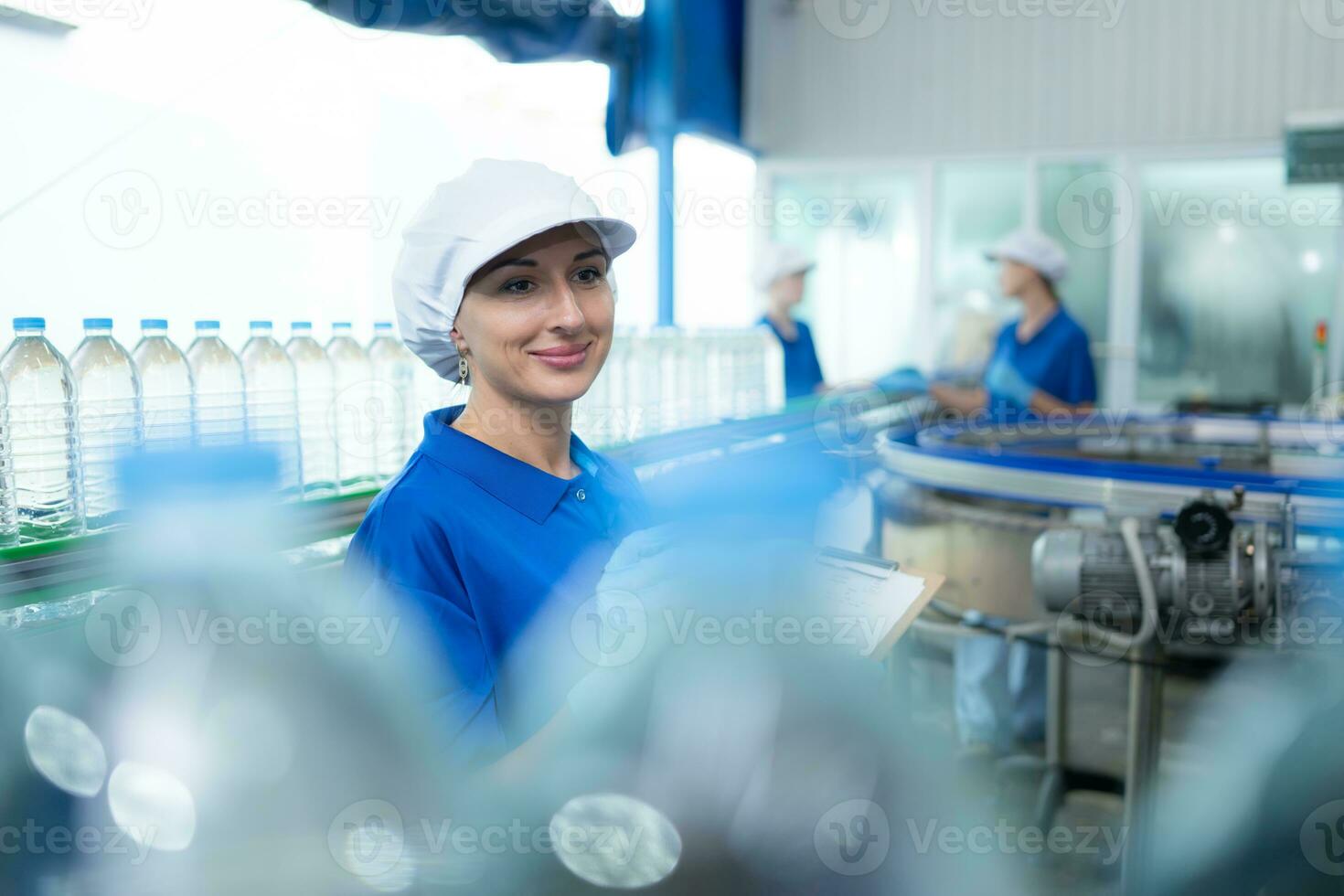 potabile acqua fabbrica lavoratore a un' produzione linea di potabile acqua fabbrica foto