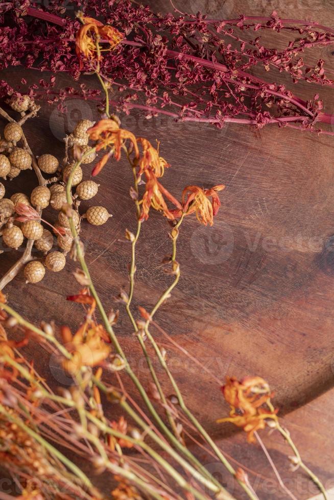 fondo in legno con fiori secchi foto