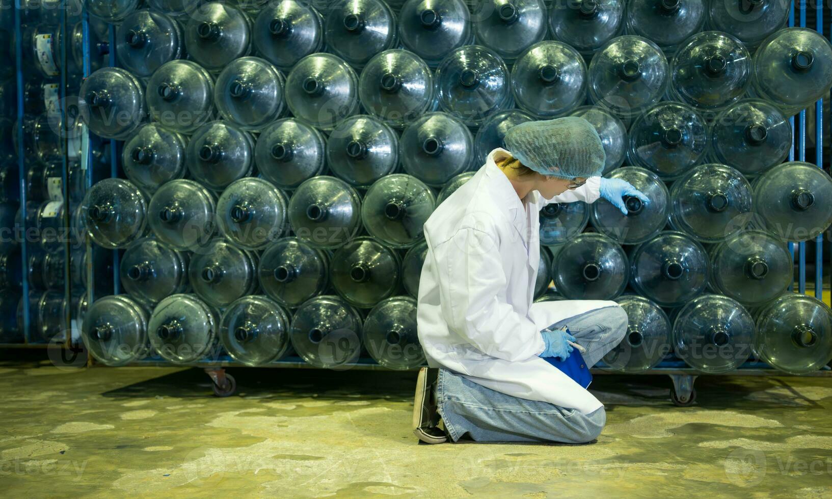 femmina ricercatore trasporto su scientifico ricerca nel potabile acqua fabbrica foto