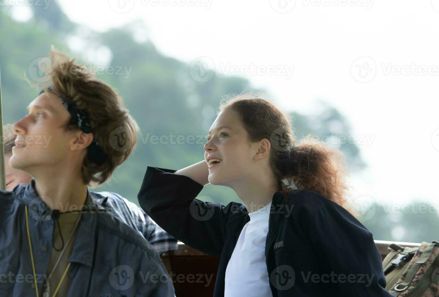 un' giovane coppia si siede su un' barca per un' viaggio in il foresta sopra il diga per trekking. foto