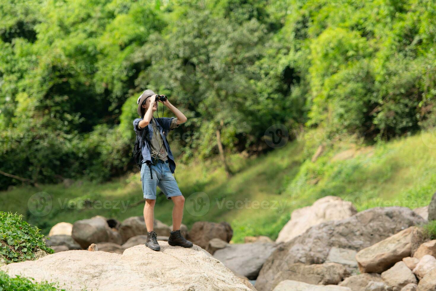 giovane uomo con zaino escursioni a piedi nel il foresta. attivo stile di vita concetto. foto