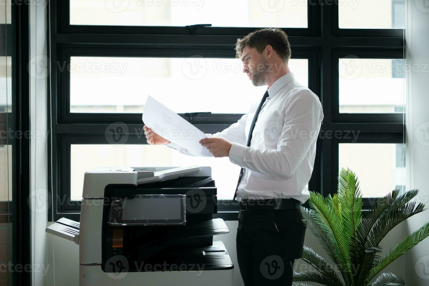 uomo d'affari nel ufficio Lavorando con fotocopiatrice. foto