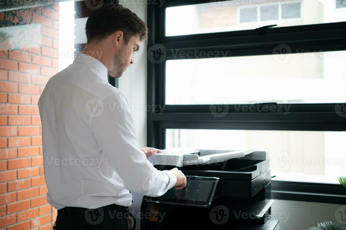 uomo d'affari nel ufficio Lavorando con fotocopiatrice. foto