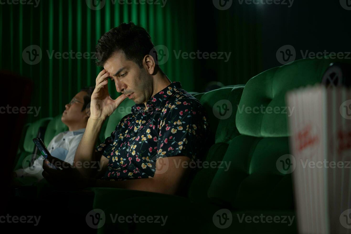 cinema concetto. persone Guardando film a cinema mangiare Popcorn foto