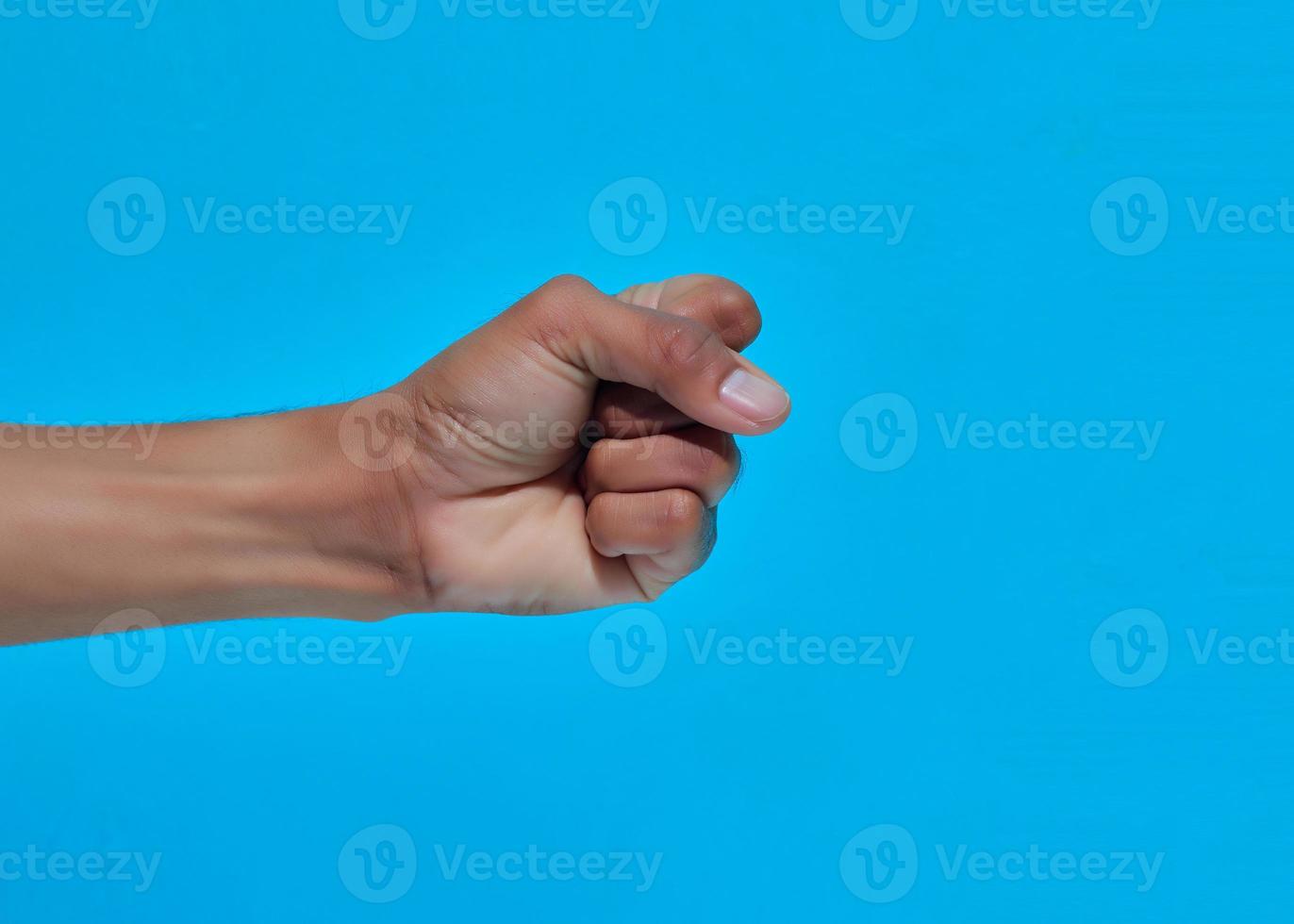 primo piano della mano umana che mostra i pugni di boxe con la mano, foto