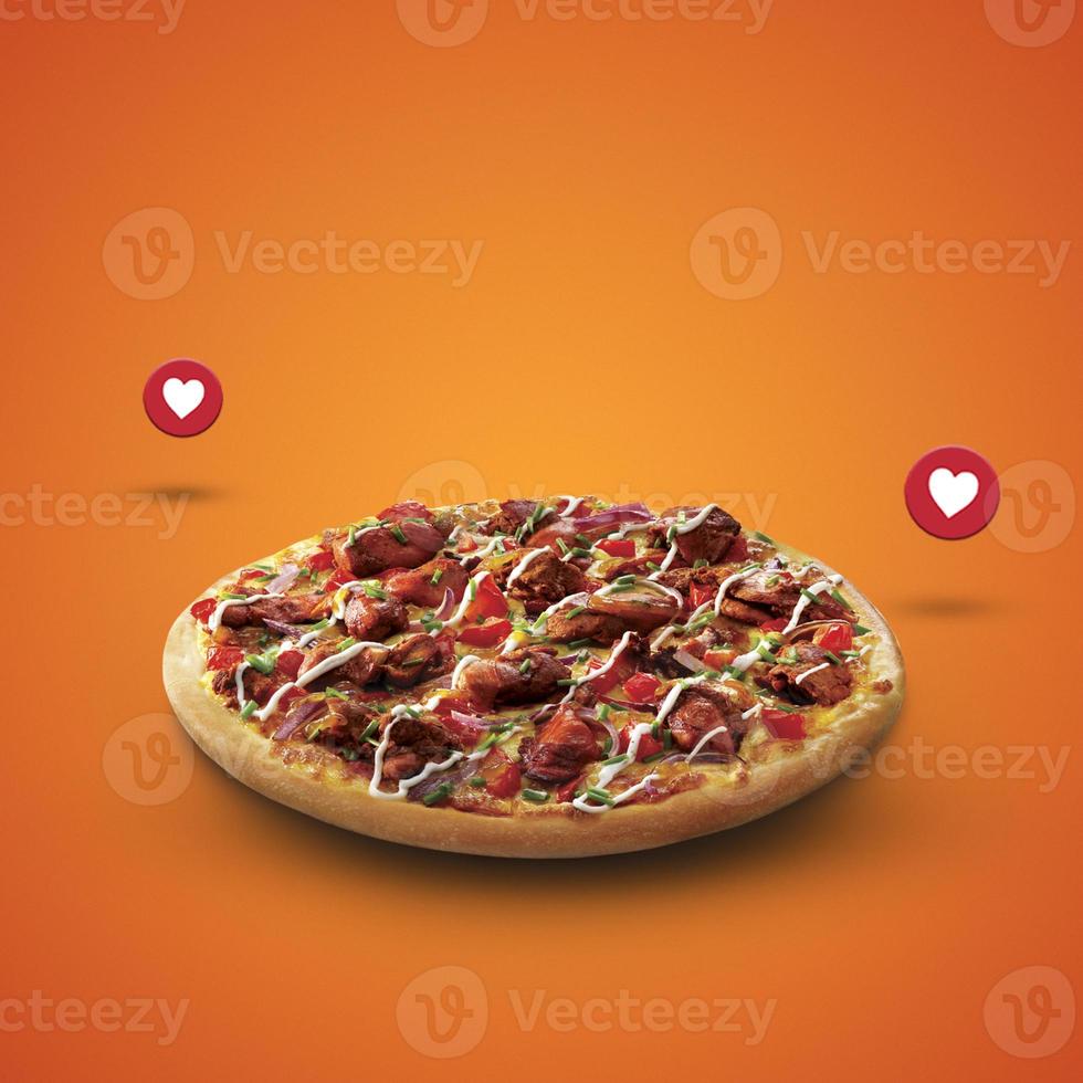 pizza fresca e gustosa con l'icona dell'amore su sfondo arancione foto