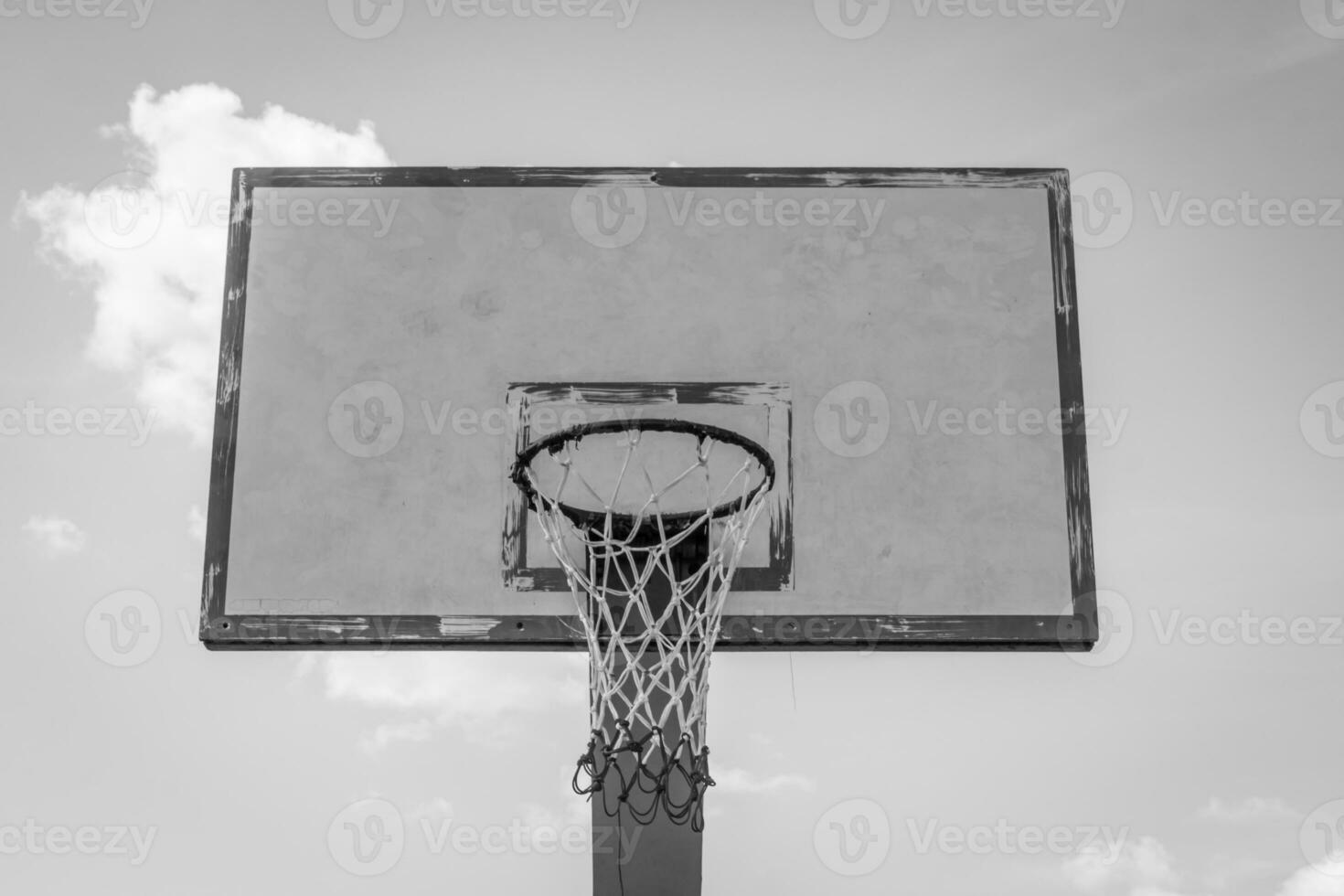 canestro da basket sul cielo blu foto