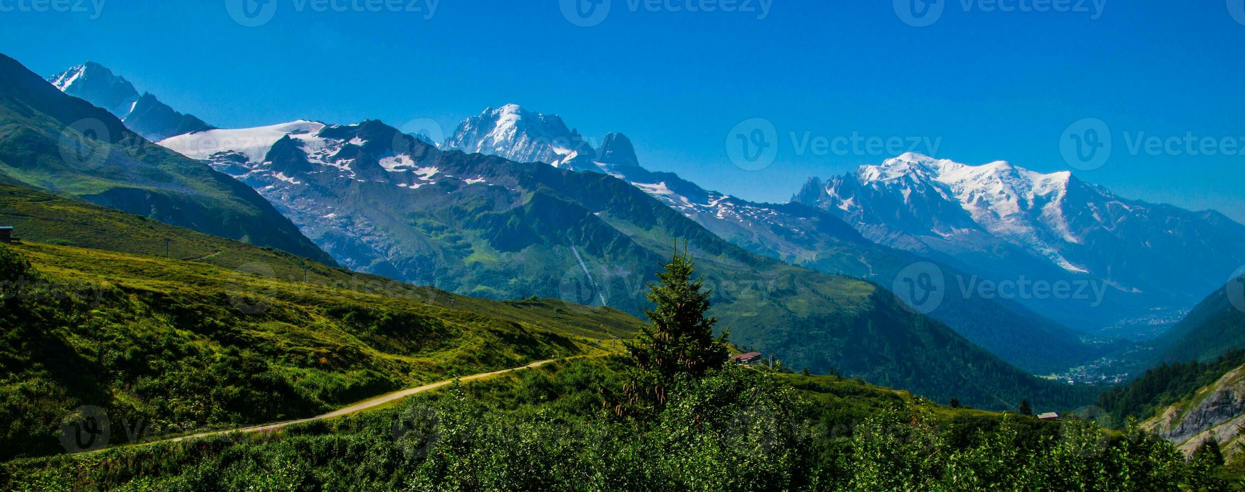 paesaggio di il Alpi nel Francia nel estate foto