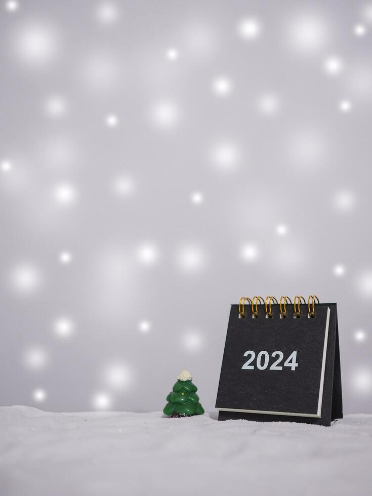 vicino su calendario e Natale alberi con brillante leggero per nuovo anno e Natale 2024 concetto. foto