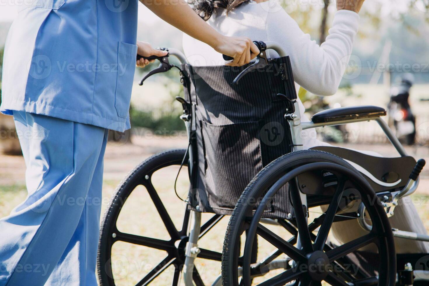 asiatico giovane donna infermiera a assistenza infermieristica casa prendere cura Disabilitato anziano uomo. badante medico servire fisico terapia per più vecchio anziano paziente per esercizio e pratica a piedi su camminatore o canna a Giardino dietro la casa. foto