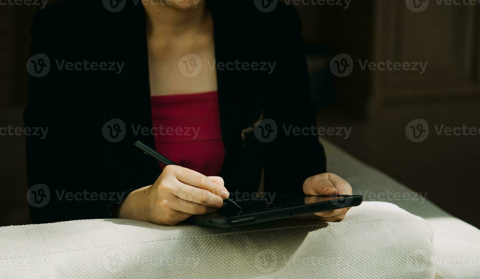 tiro di un' asiatico giovane attività commerciale femmina Lavorando su il computer portatile nel sua postazione di lavoro. foto