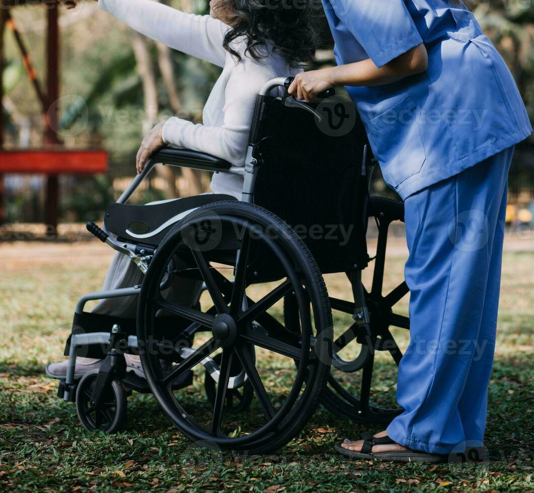 asiatico giovane donna infermiera a assistenza infermieristica casa prendere cura Disabilitato anziano uomo. badante medico servire fisico terapia per più vecchio anziano paziente per esercizio e pratica a piedi su camminatore o canna a Giardino dietro la casa. foto