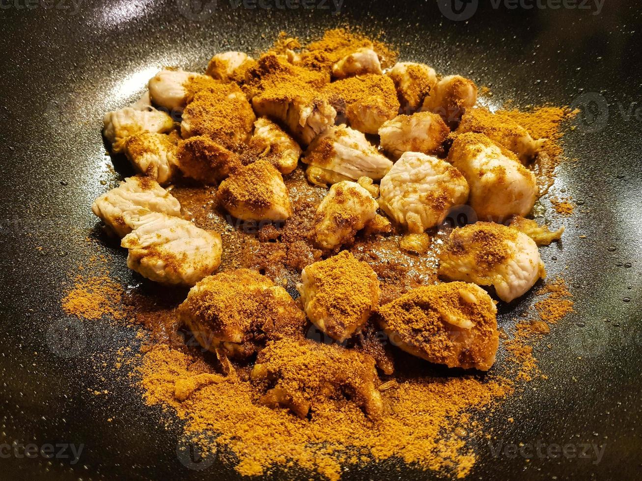 pollo al curry piccante con verdure foto