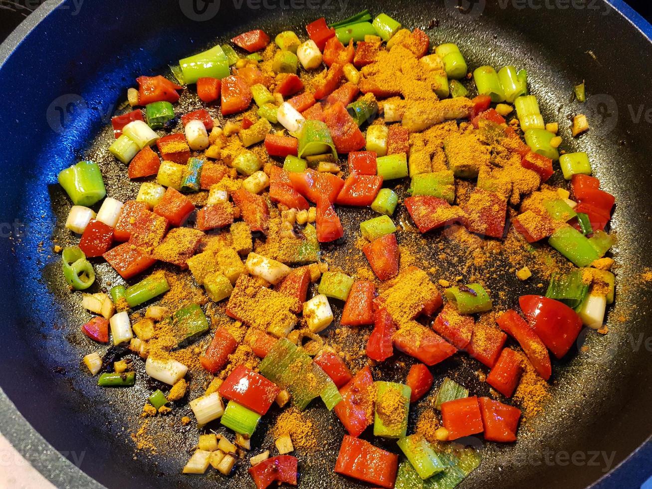 gamberi e verdure piccanti con riso al curry foto