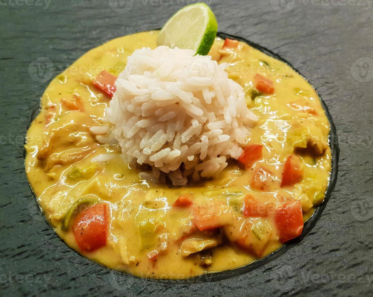 pollo al curry piccante con verdure foto