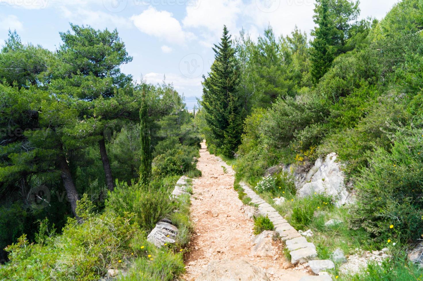 sentiero dalla cima del monte sdr al centro storico di dubrovnik foto