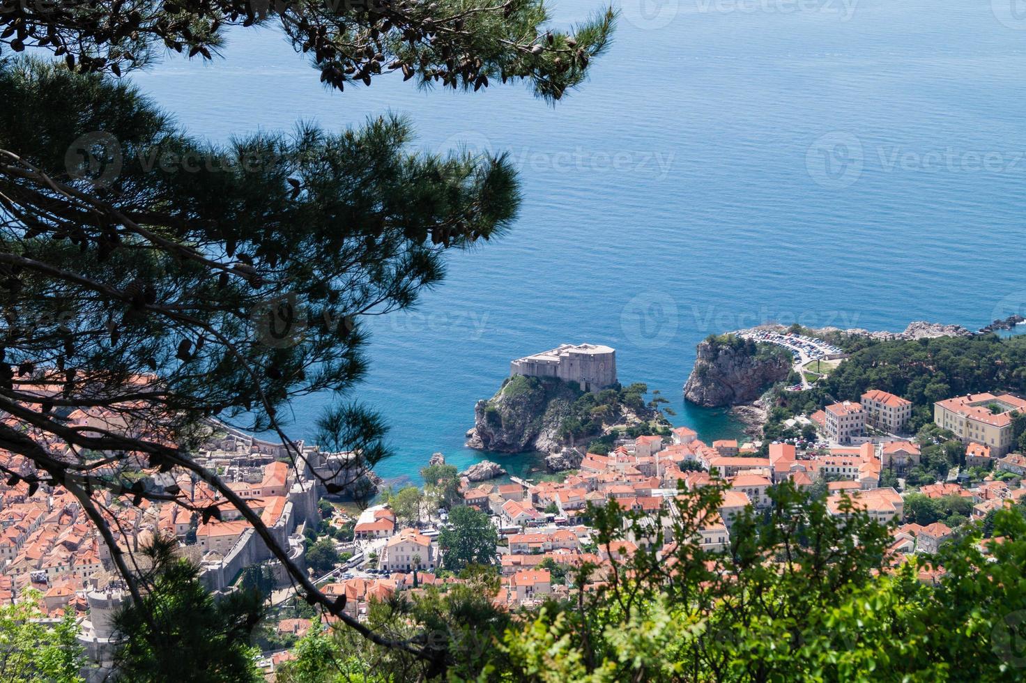 sentiero dalla cima del monte sdr al centro storico di dubrovnik foto