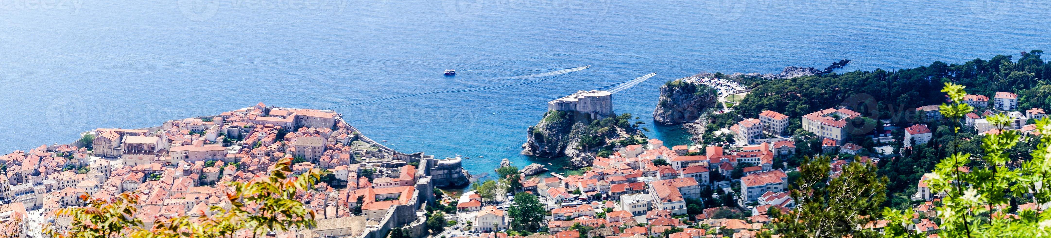 sentiero dalla cima del monte sdr al centro storico di dubrovnik foto