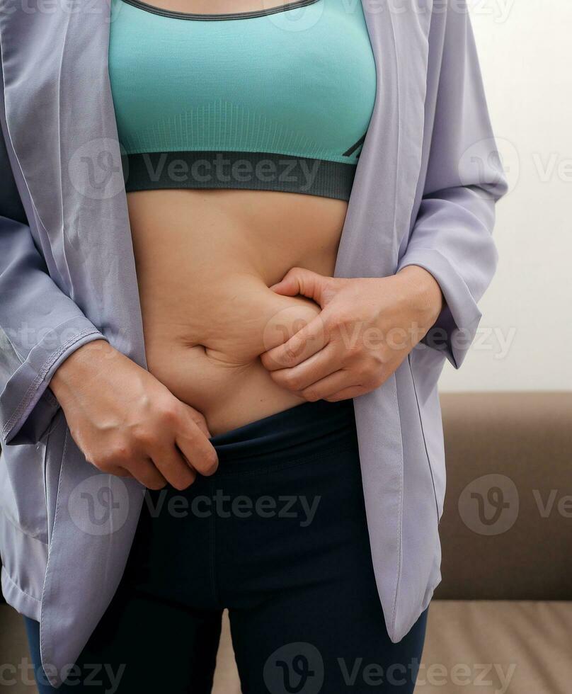 un' donna Spettacoli un gonfiato di spessore gonfiarsi, il concetto di eccesso peso e peso perdita foto