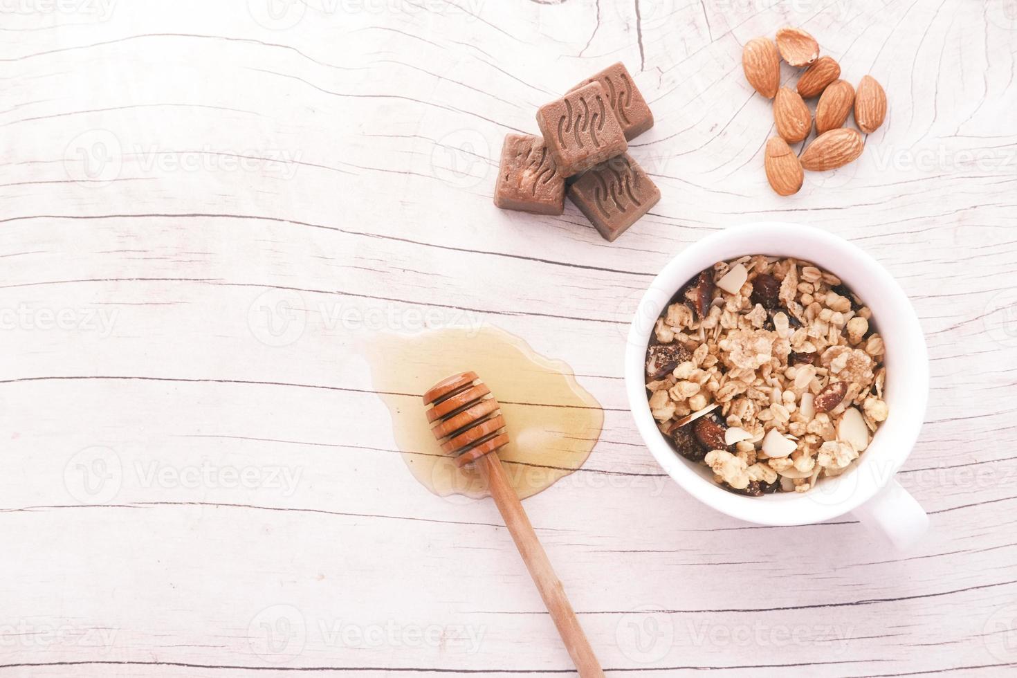 colazione cereali in ciotola, miele, mandorla foto