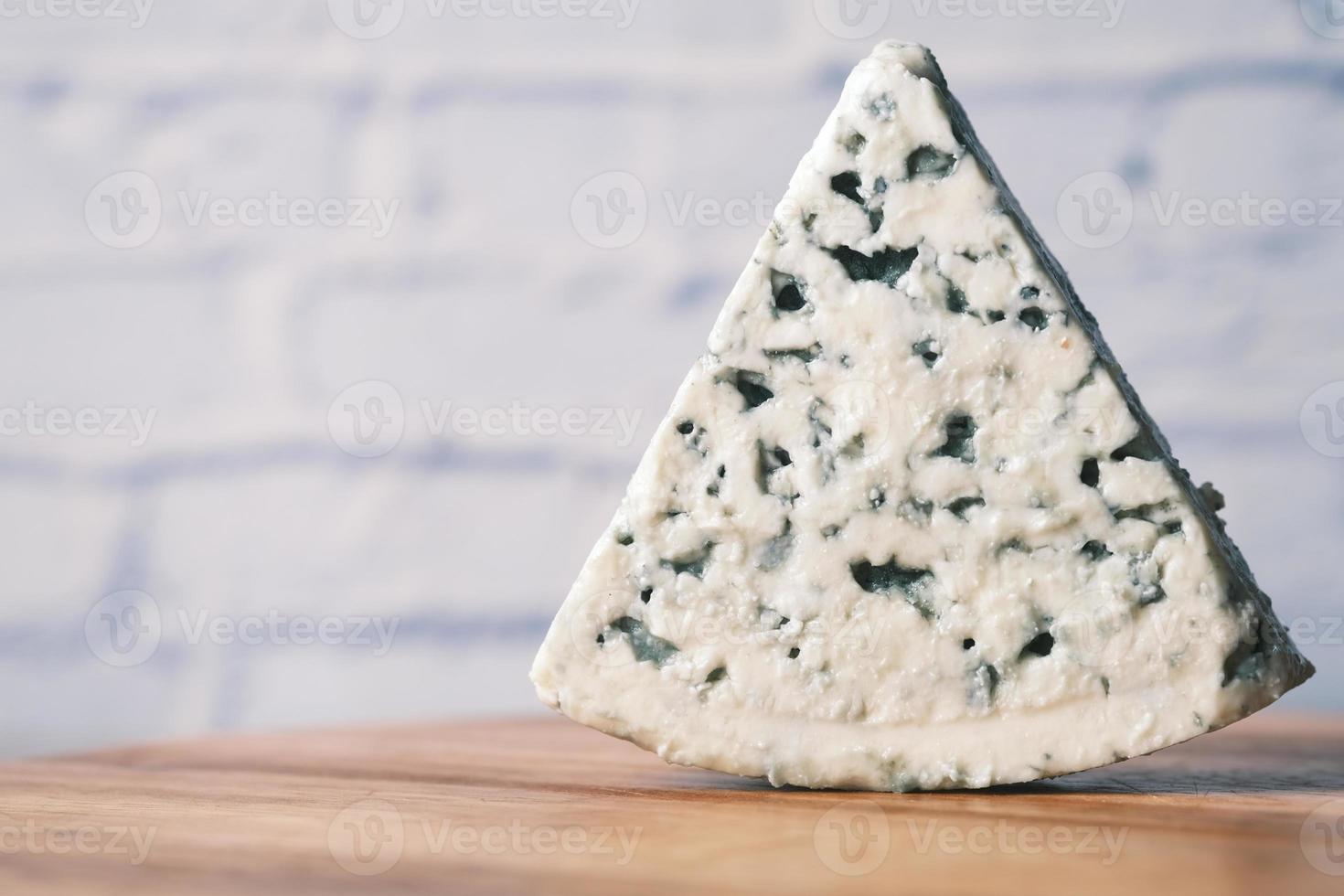 dettaglio colpo di formaggio blu sul tavolo foto