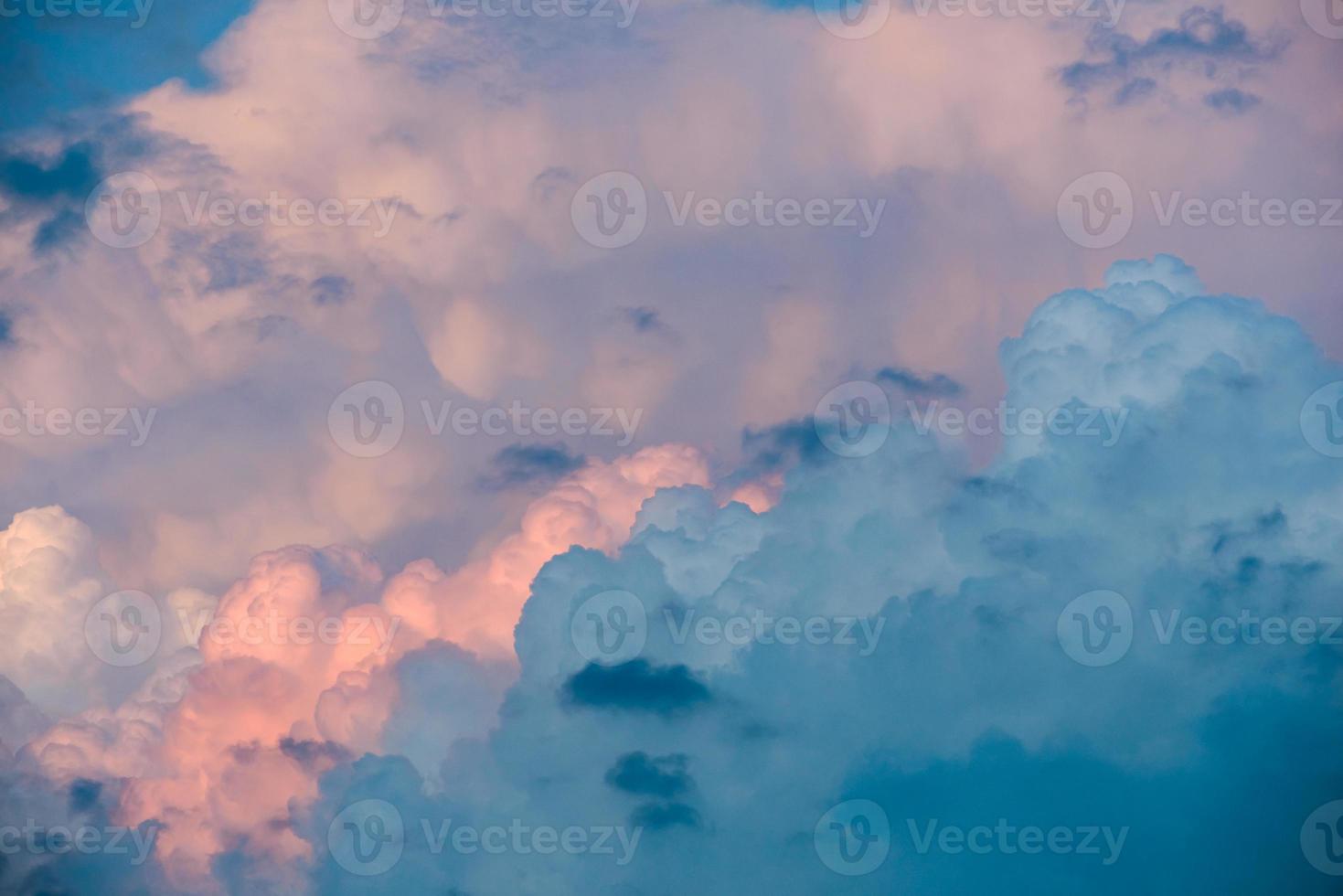 clima tempestoso. drammatico cielo al tramonto con nuvole di tempesta foto