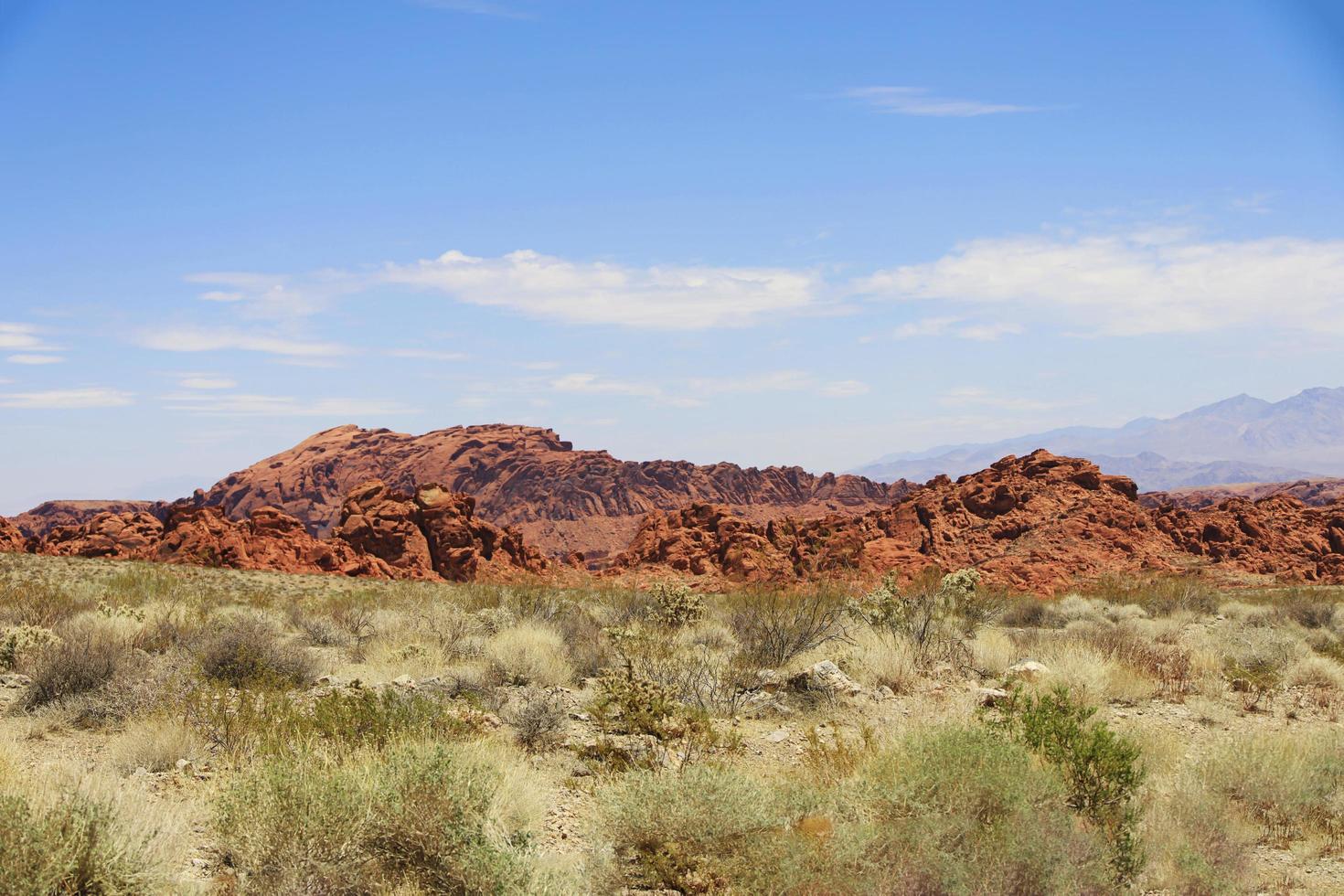 rocce colorate su un paesaggio di montagna deserto foto