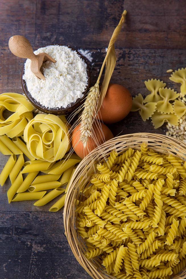 pasta italiana di maccheroni crudi foto