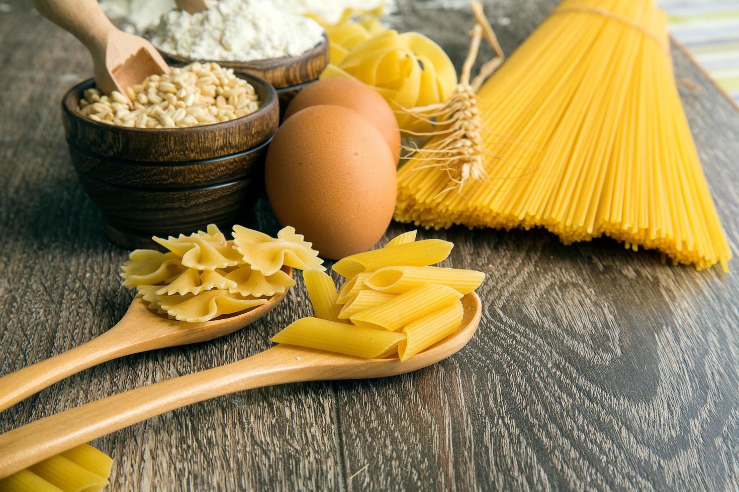 pasta italiana di maccheroni crudi foto