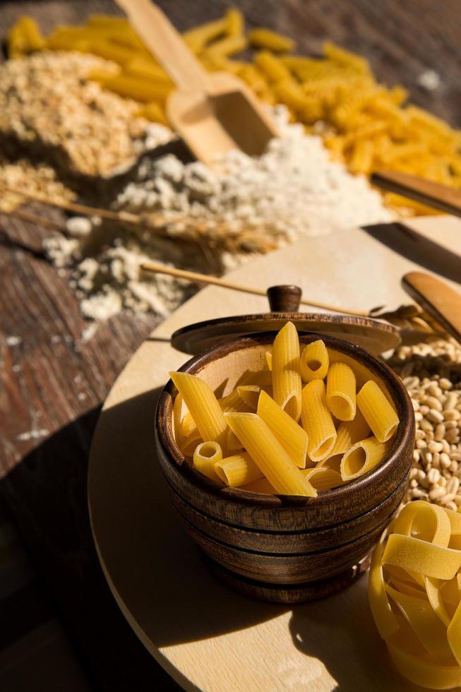 pasta italiana di maccheroni crudi foto