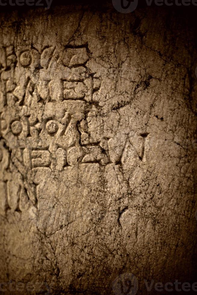 epigrafe di epoca antica storica su pietra lapidea di marmo foto