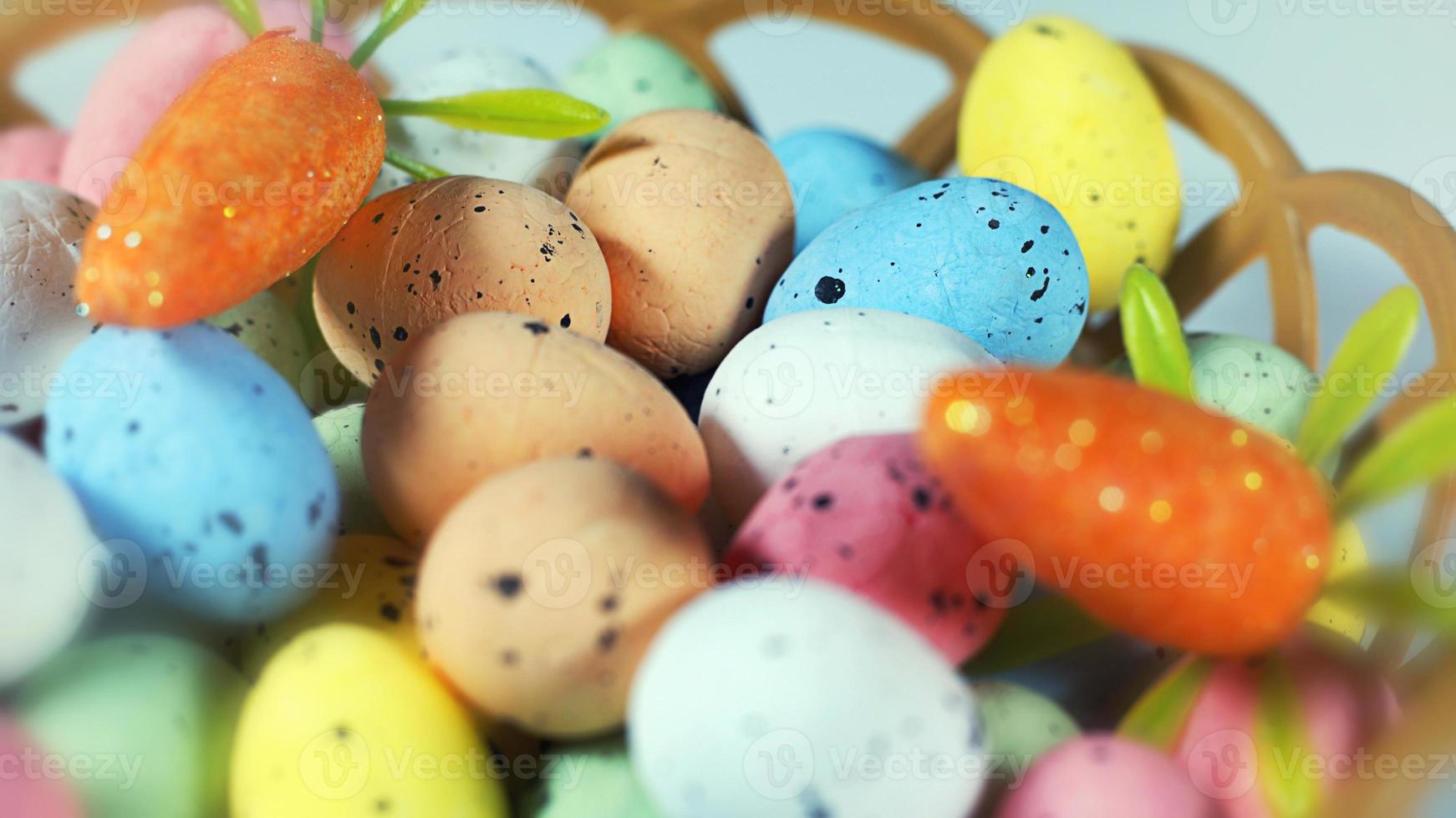 colorate uova pasquali tradizionali di pasqua foto