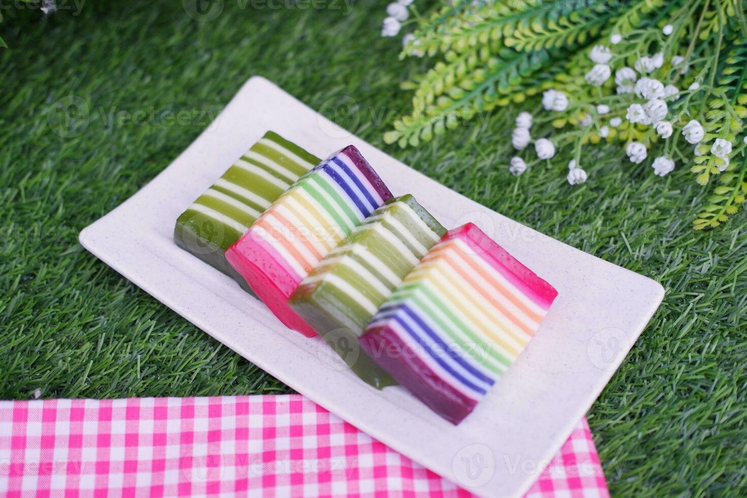 kue lapis o o arcobaleno appiccicoso strato torta, indonesiano tradizionale dolce fatto a partire dal riso Farina e Noce di cocco latte, al vapore strato di strato. selettivo messa a fuoco. foto