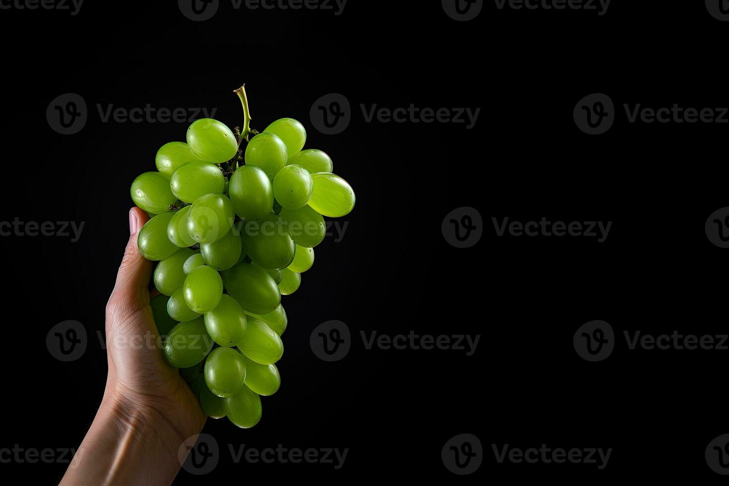 mano Tenere verde uva mazzo isolato su nero sfondo con copia spazio. ai generato foto