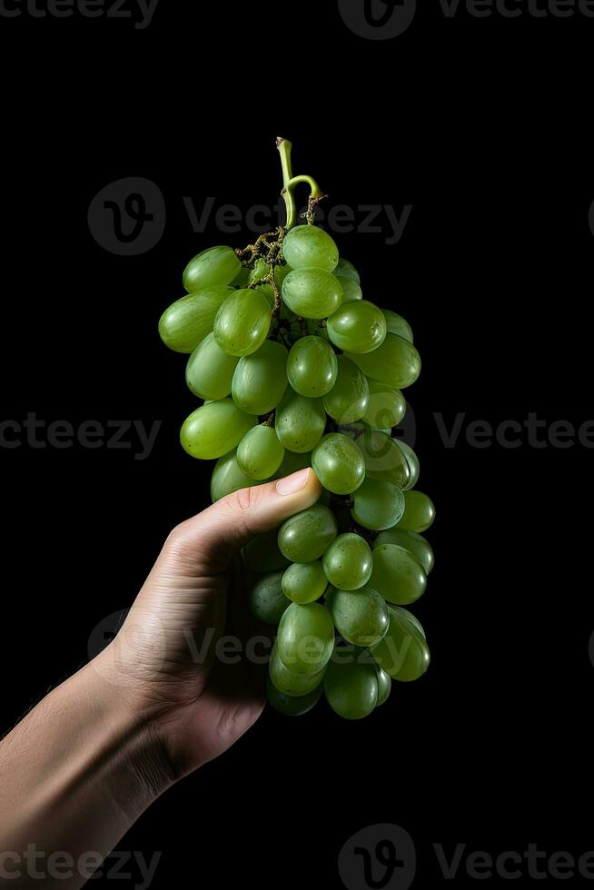 mano Tenere verde uva mazzo isolato su nero sfondo. ai generato foto