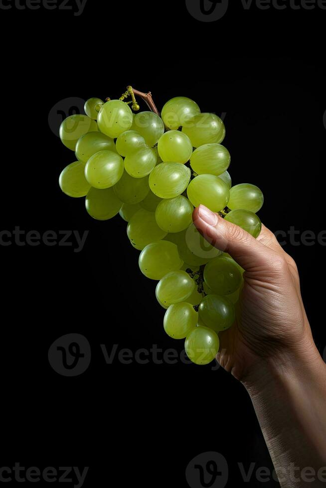 mano Tenere verde uva mazzo isolato su nero sfondo. ai generato foto