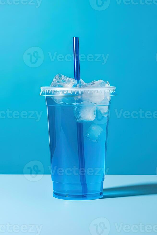 blu bevanda nel un' plastica tazza isolato su un' blu sfondo. prendere lontano bevande concetto. ai generato foto