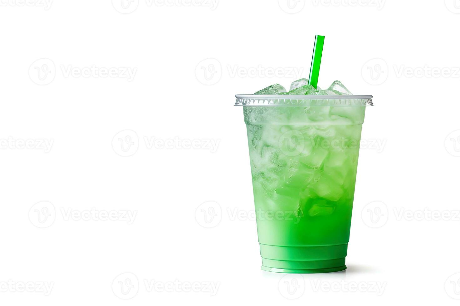 verde bevanda nel un' plastica tazza isolato su un' bianca sfondo. prendere lontano bevande concetto con copia spazio. ai generato foto