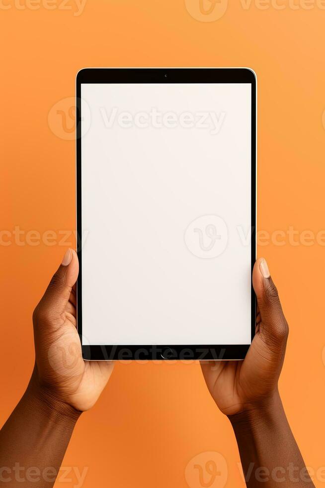 mano Tenere tavoletta con modello vuoto schermo isolato su arancia sfondo. ai generato foto