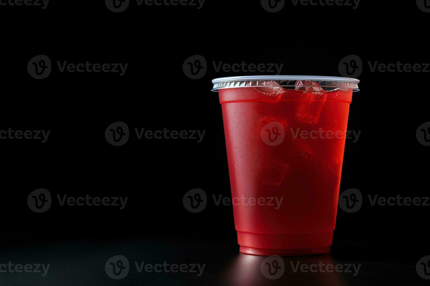 rosso bevanda nel un' plastica tazza isolato su un' nero sfondo. prendere lontano bevande concetto con copia spazio. ai generato foto